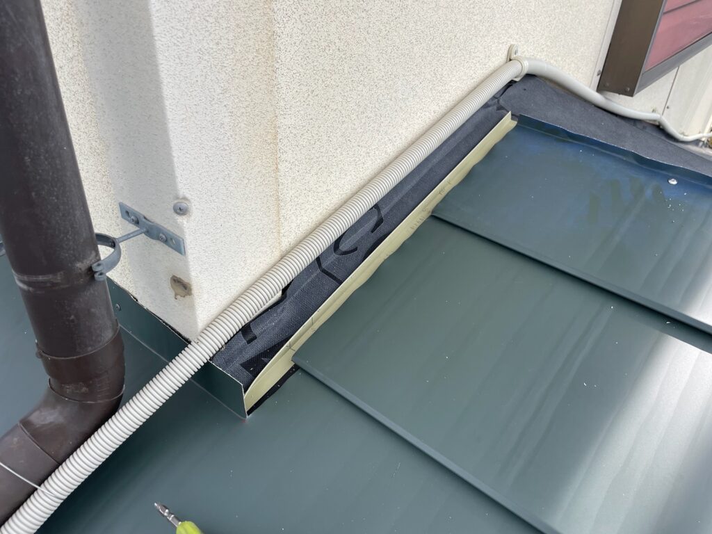 雨押さえ施工<br />
（雨押さえは雨漏れがしやすい箇所の為、雨仕舞をしっかりと行いました。<br />
※屋根の下に板金を入れ、雨が中に入らないようにしています。）