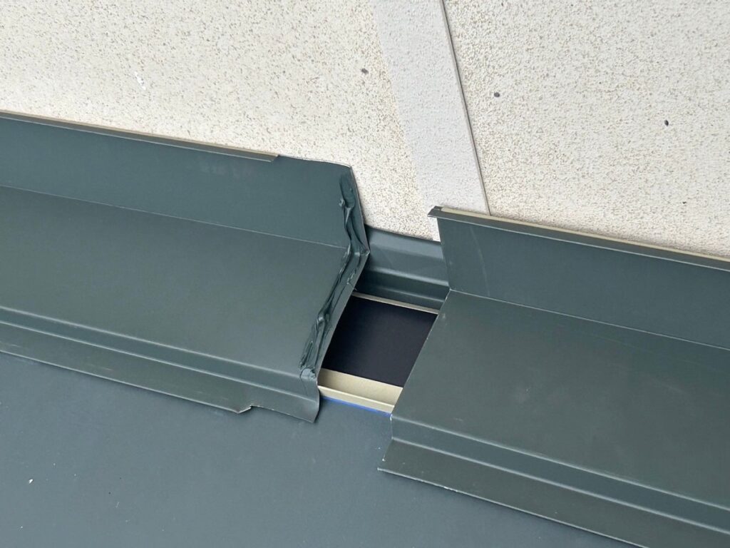 雨押さえ施工<br />
（雨押さえは雨漏れがしやすい箇所の為、雨仕舞をしっかりと行いました。<br />
※板金の繋ぎ目にコーキングを打ち、中に雨が入らないようにしています。）