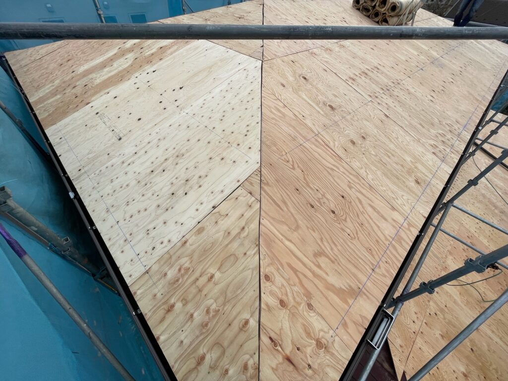 ラーチ材取り付け（大屋根）<br />
（ラーチ材を取り付ける事により、屋根の下地が補強されます。）