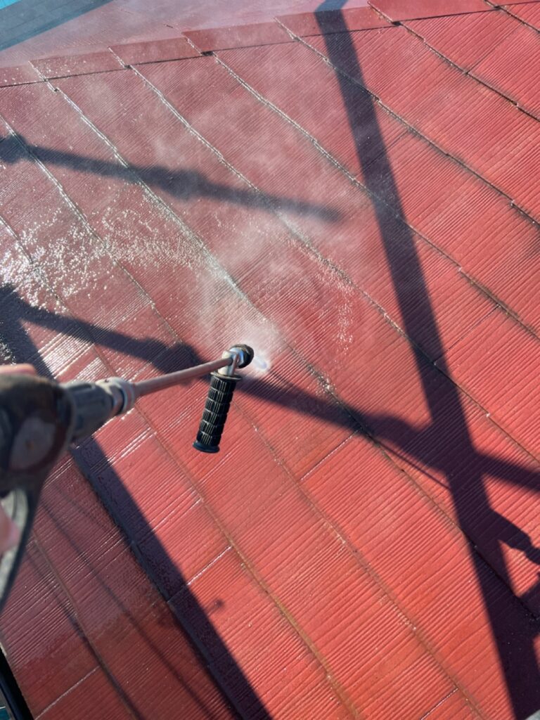 屋根洗浄<br />
（カバー工法の為、洗浄をする必要はないですが、既存のコケやカビがある状態でカバー工法は気分がよくないので弊社では洗浄を行っています。）