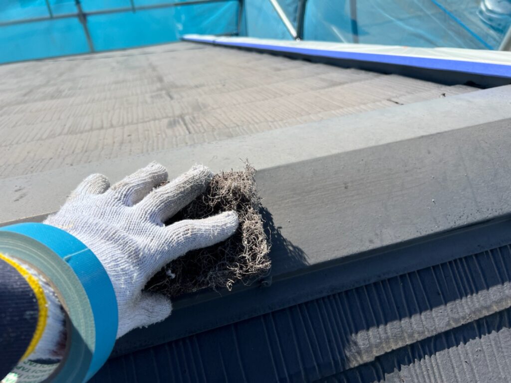 鉄部ケレン<br />
（塗料の密着をよくする為の下地調整です。）