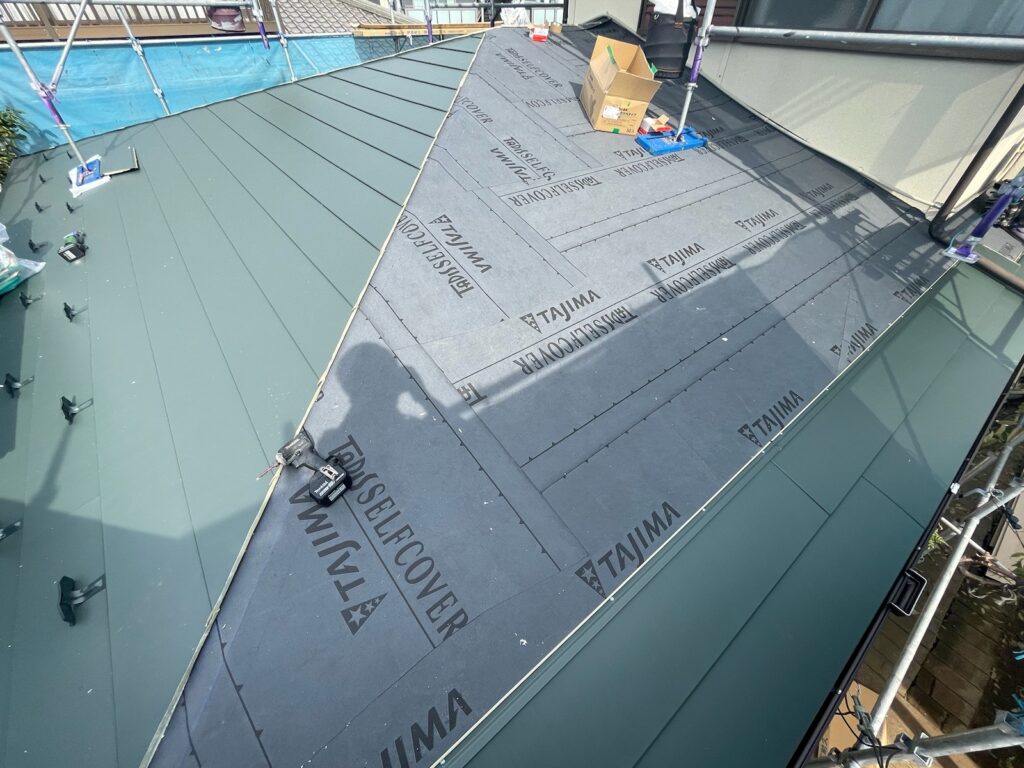 屋根本体取り付け（下屋根）