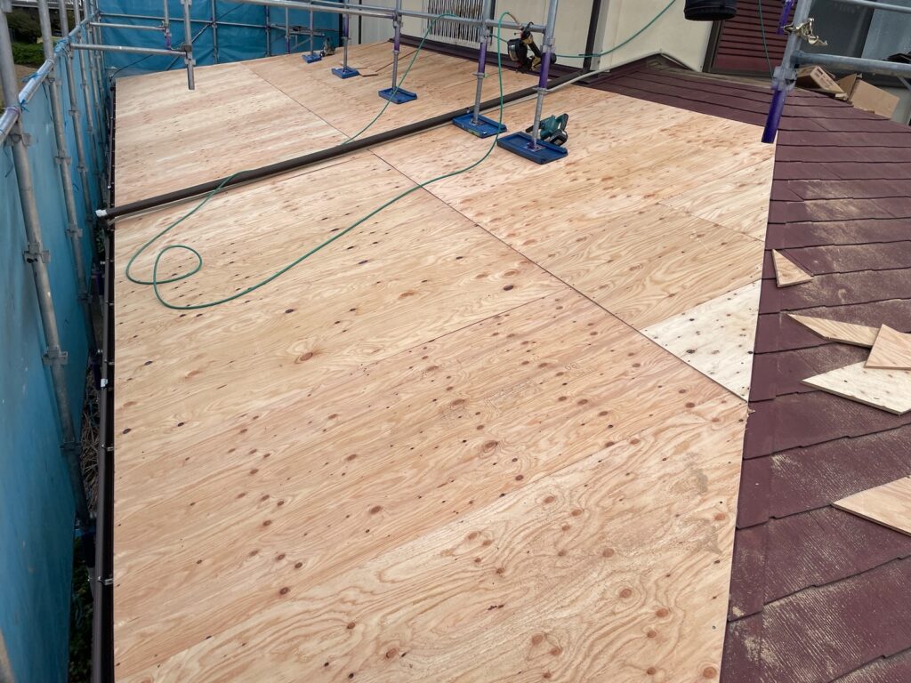 ラーチ材取り付け（下屋根）<br />
（ラーチ材を取り付ける事により、屋根の下地が補強されます。）