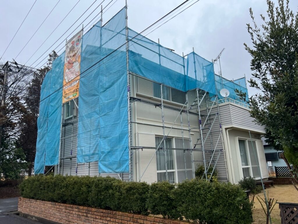 足場組立<br />
（塗料が飛散しないようにメッシュシートもしっかりとはりました）