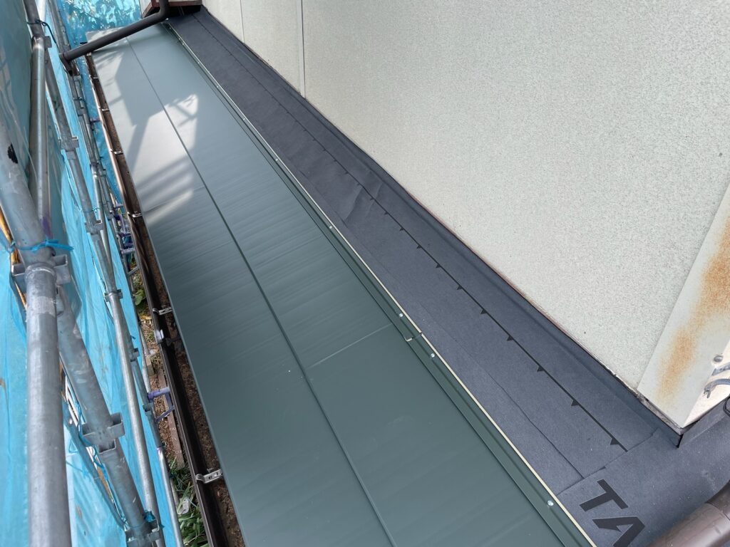 屋根本体取り付け（下屋根）