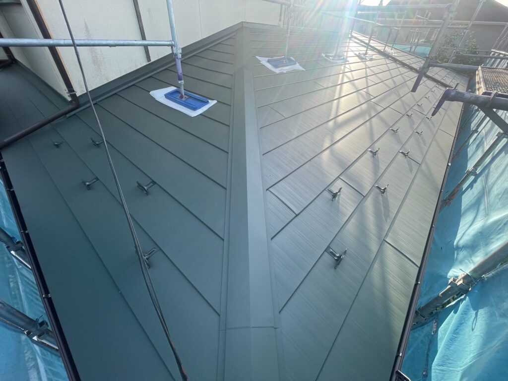 施工完了（下屋根）<br />
美しい屋根の完成です👍