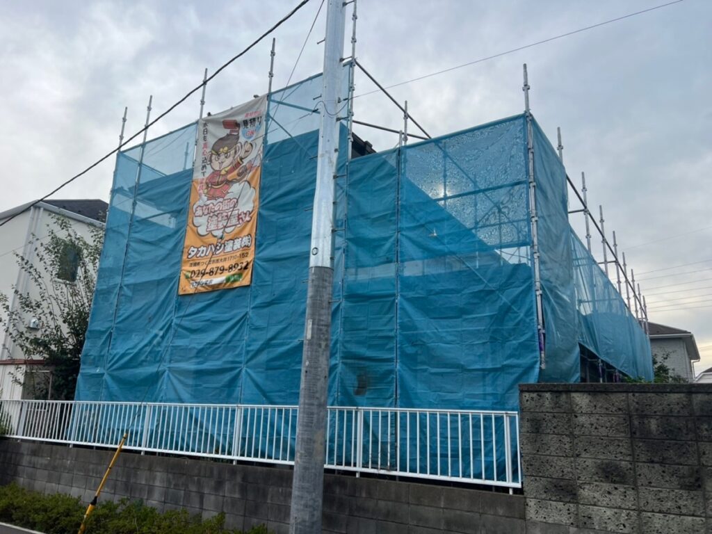 足場組立<br />
（飛散防止の為、メッシュシートも貼りました。）