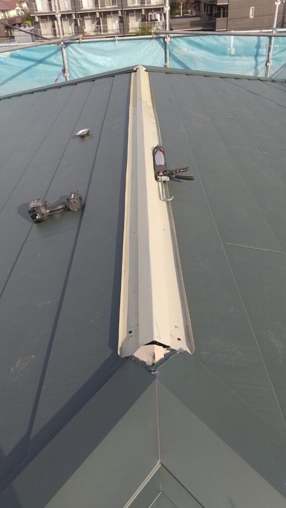 棟板金下地取り付け<br />
（今回は金属下地を使用しました。）<br />
※一般的にある、木や樹脂の下地よりも耐久性に優れています。）