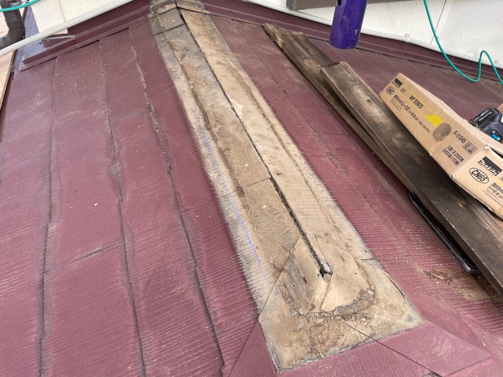 既存の棟板金撤去