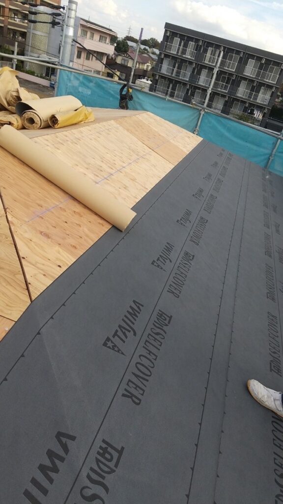 防水シート取り付け（大屋根）<br />
（ビスを使用しない、粘着タイプを使用しました。）<br />
※防水シートは雨漏れを防ぐための重要な役割です。