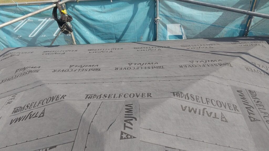 防水シート取り付け（大屋根）<br />
（ビスを使用しない、粘着タイプを使用しました。）<br />
※防水シートは雨漏れを防ぐための重要な役割です。