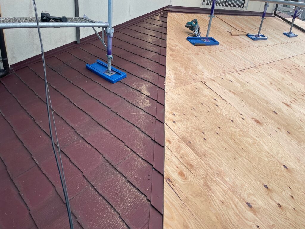 ラーチ材取り付け（下屋根）<br />
（ラーチ材を取り付ける事により、屋根の下地が補強されます。）