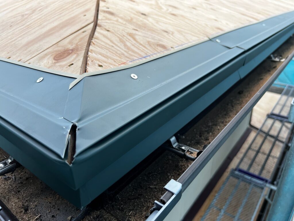 唐草取り付け<br />
（屋根カバーの際に一番最初に取り付ける金物です。）