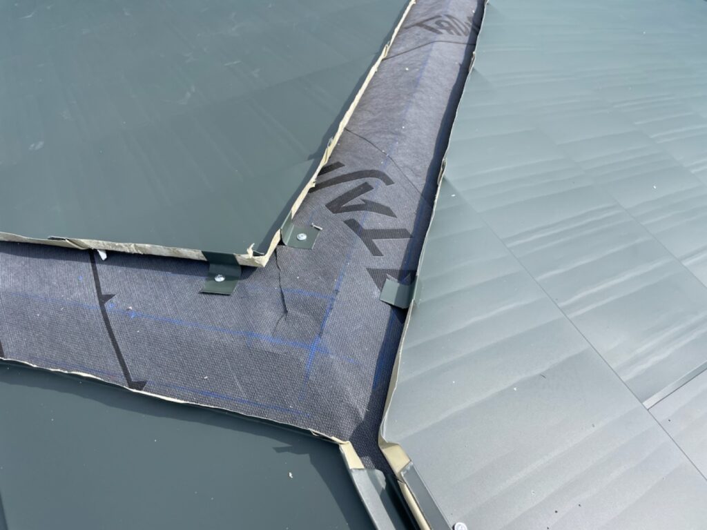 屋根本体取り付け（大屋根）<br />
※屋根の端を上に立ち上げることにより、中に雨が入らないようにしています。）