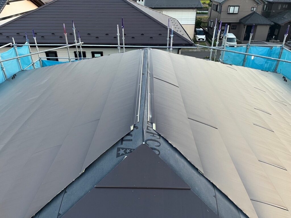 屋根本体取り付け（大屋根）<br />
※屋根の端を上に立ち上げることにより、中に雨が入らないようにしています。）