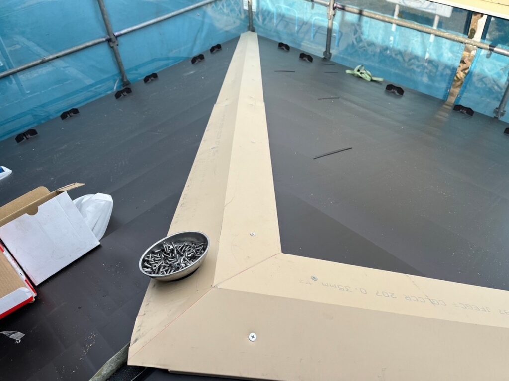 棟板金下地取り付け<br />
（今回は金属下地を使用しました。）<br />
※一般的にある、木や樹脂の下地よりも耐久性に優れています。）