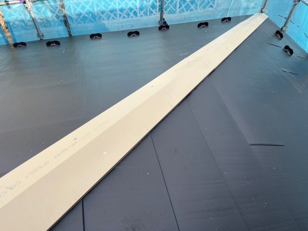 棟板金下地取り付け<br />
（今回は金属下地を使用しました。）<br />
※一般的にある、木や樹脂の下地よりも耐久性に優れています。タカハシ塗装のこだわりの一つです。）
