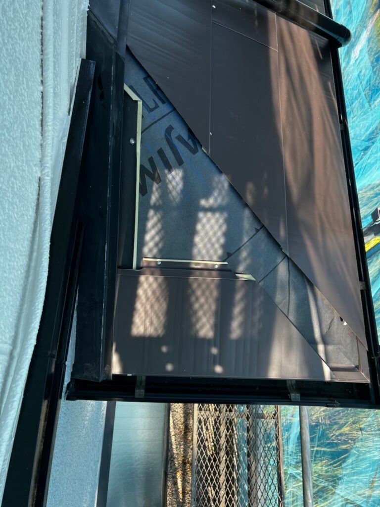 屋根本体取り付け（下屋根）