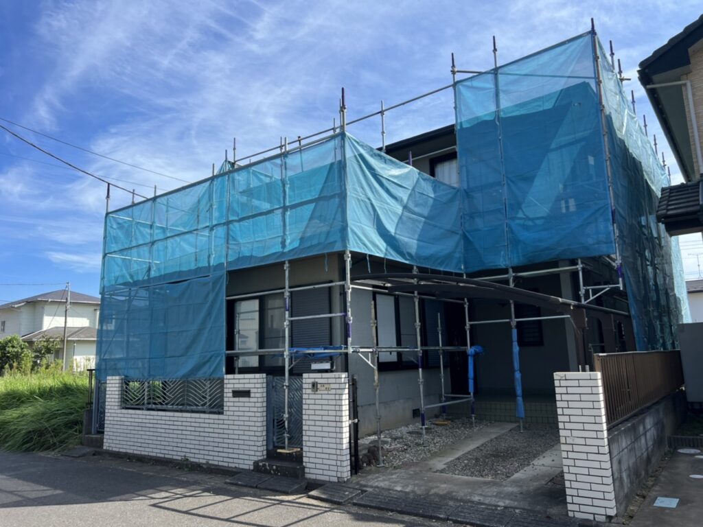 足場組立<br />
（飛散防止の為、メッシュシートも貼りました。）