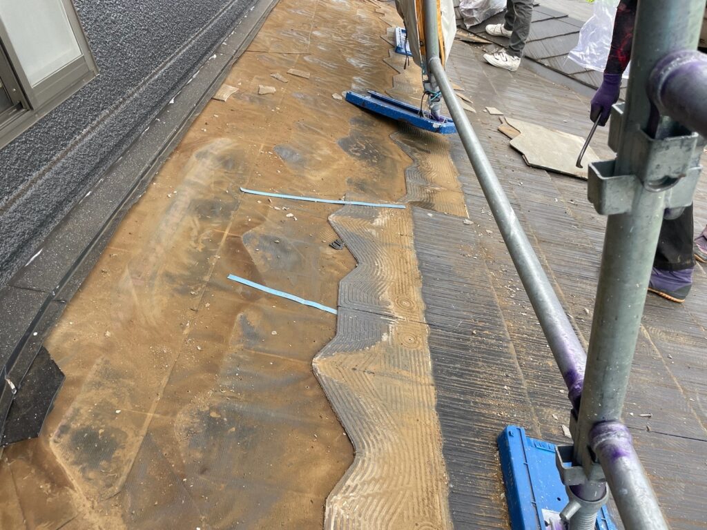 既存屋根の撤去<br />
（この作業が一番大変な作業になります。）