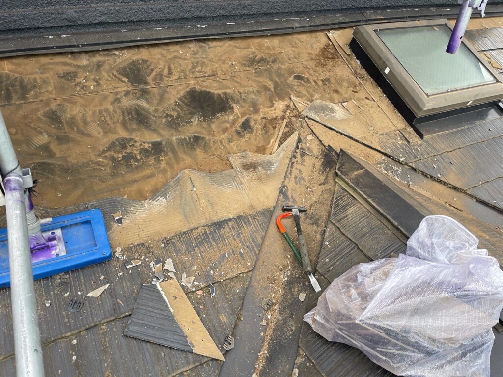 既存屋根の撤去<br />
（この作業が一番大変な作業になります。）