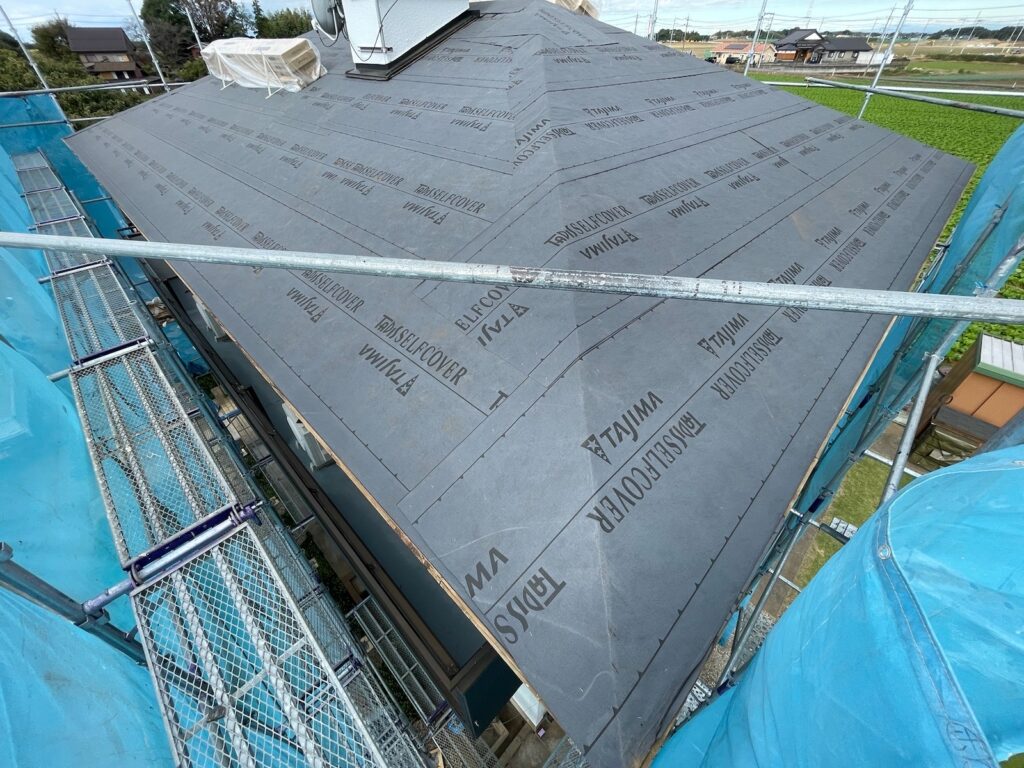 防水シート取り付け（大屋根）<br />
（ビスを使用しない、粘着タイプを使用しました。）<br />
※防水シートは雨漏れを防ぐための重要な役割です。