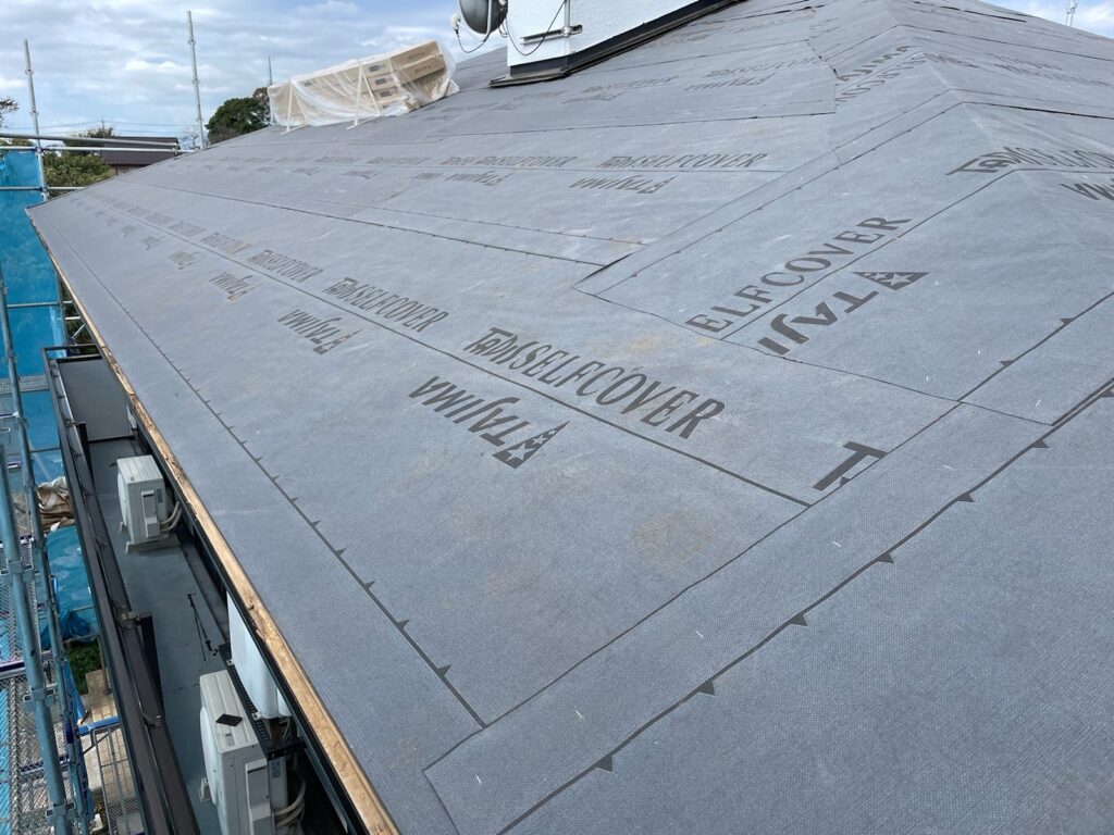 防水シート取り付け（大屋根）<br />
（ビスを使用しない、粘着タイプを使用しました。）<br />
※防水シートは雨漏れを防ぐための重要な役割です。