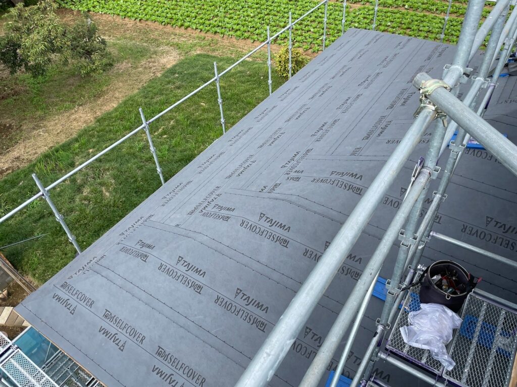 防水シート取り付け（下屋根）<br />
（ビスを使用しない、粘着タイプを使用しました。）<br />
※防水シートは雨漏れを防ぐための重要な役割です。