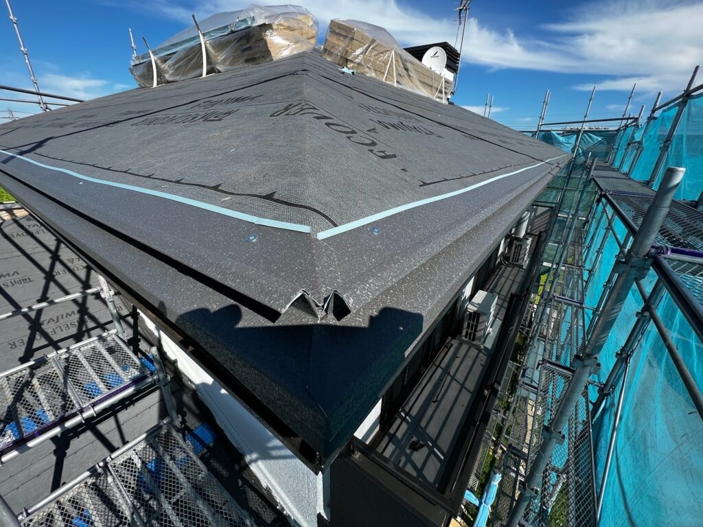 唐草スターター取り付け<br />
（屋根カバーの際に一番最初に取り付ける金物です。）