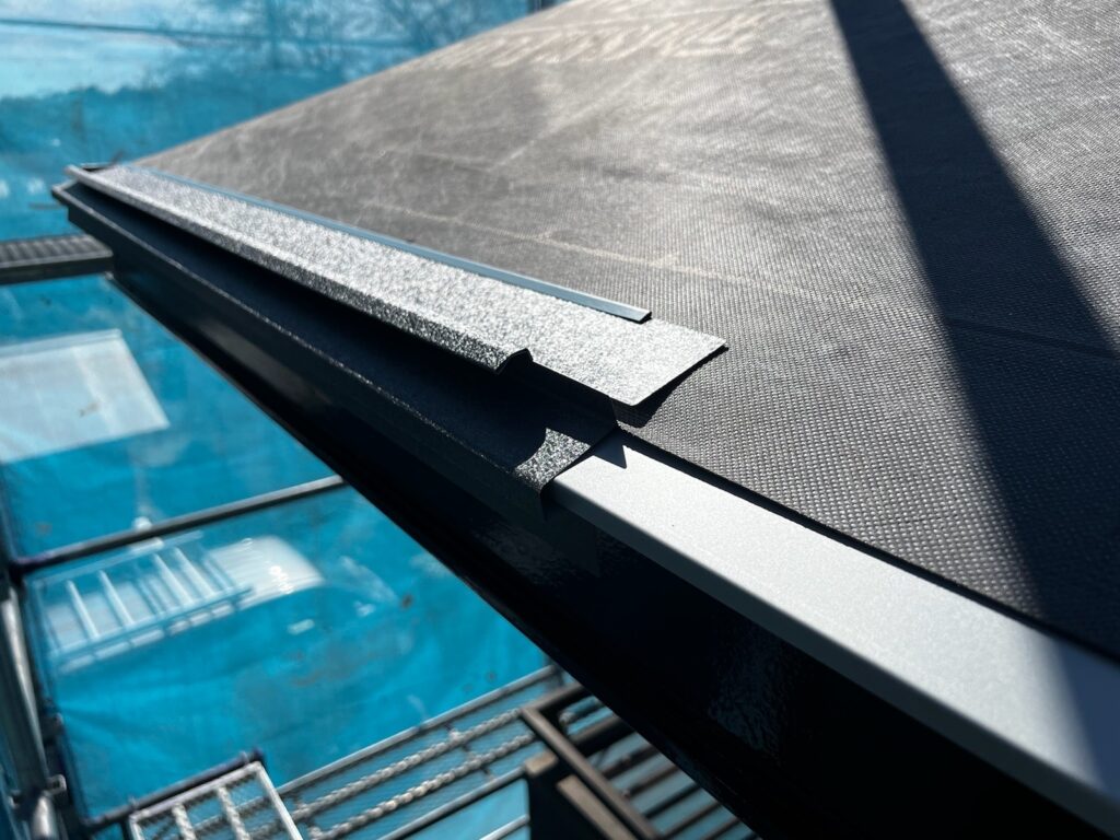 唐草スターター取り付け<br />
（屋根カバーの際に一番最初に取り付ける金物です。）