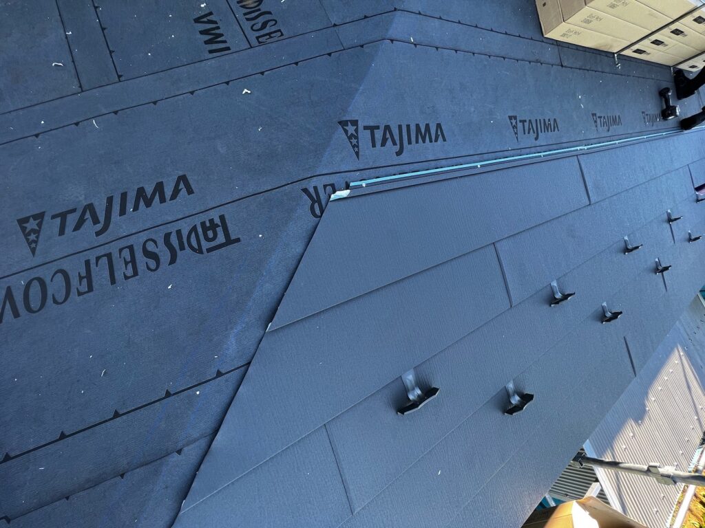 屋根本体取り付け（下屋根）