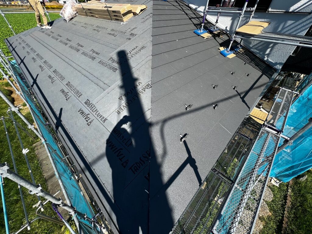 屋根本体取り付け（下屋根）