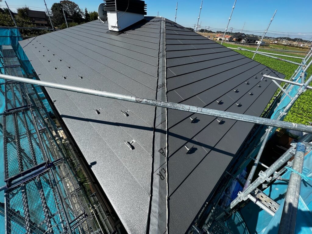 屋根本体取り付け（大屋根）<br />
※屋根の端を上に立ち上げることにより、中に雨が入らないようにしています。）