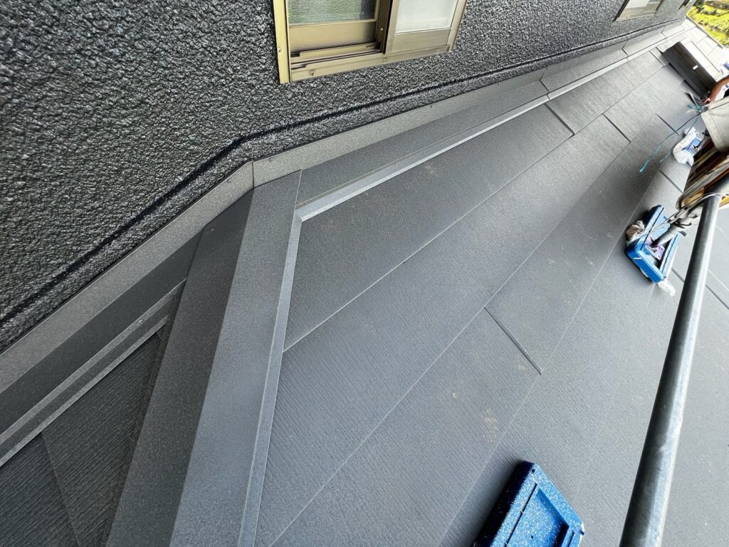 雨押さえ取り付け<br />
（外壁と屋根の取り合い部を雨押さえといいます。雨漏れがしやすい箇所の為、雨仕舞をしっかりと行うことが重要です。<br />
※屋根の下に板金を入れ、雨が中に入らないようにしています。）