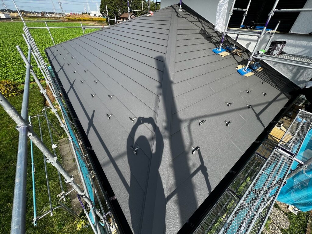 施工完了（下屋根）<br />
美しい屋根の完成です👍