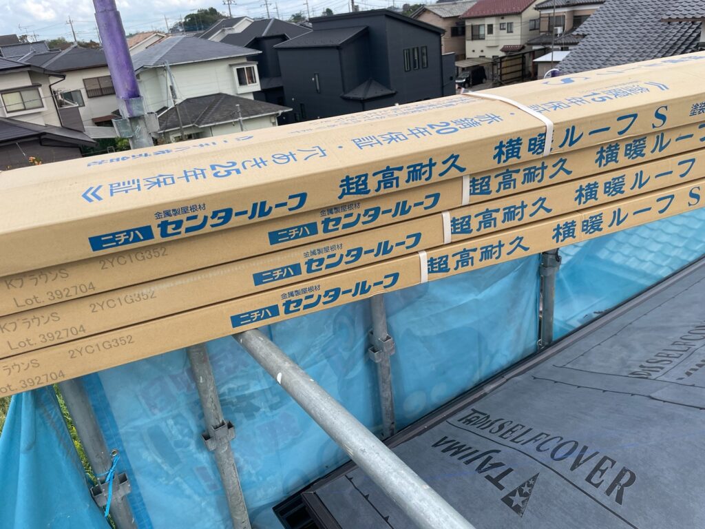 使用材料<br />
←横暖ルーフS<br />
（ブラウン）