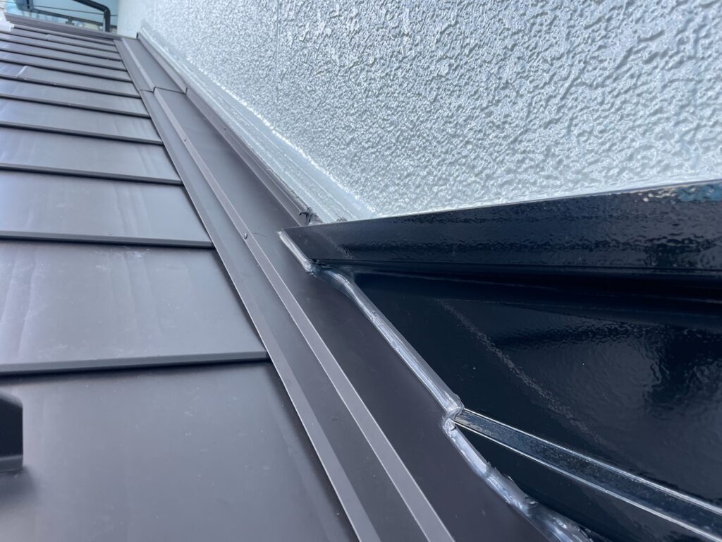 雨押さえ施工<br />
（雨押さえは雨漏れがしやすい箇所の為、雨仕舞をしっかりと行いました。<br />
※板金の繋ぎ目にコーキングを打ち、中に雨が入らないようにしています。）