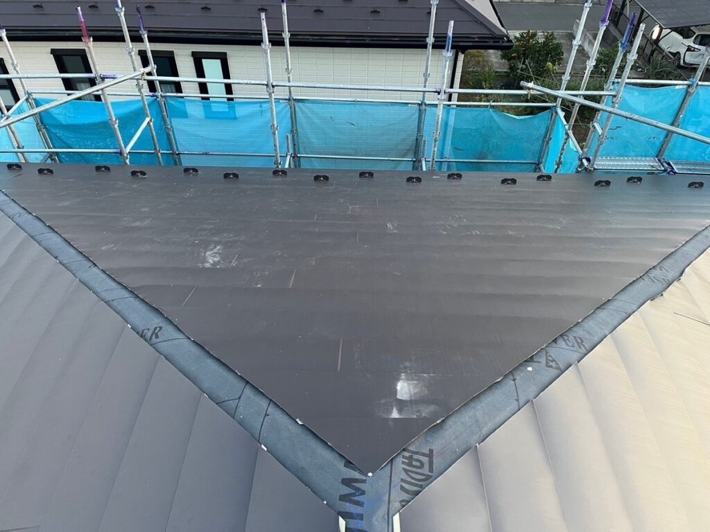 屋根本体取り付け（大屋根）<br />
※屋根の端を上に立ち上げることにより、中に雨が入らないようにしています。）