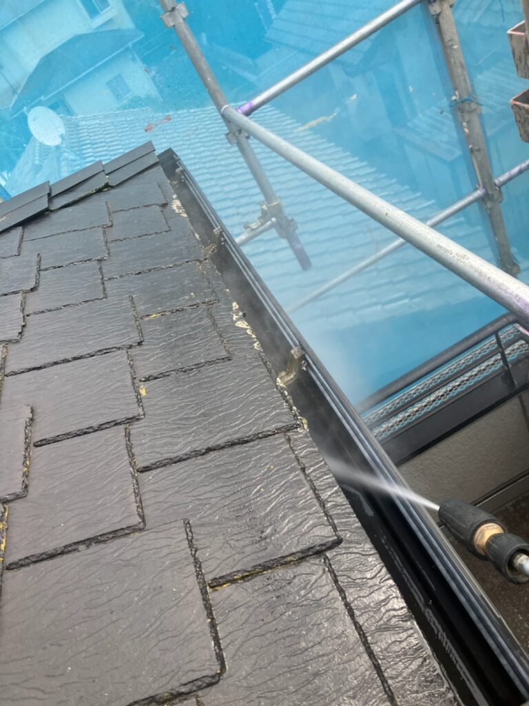 屋根洗浄<br />
（カバー工法の為、洗浄をする必要はないですが、既存のコケやカビがある状態でカバー工法は気分がよくないので弊社では洗浄を行っています。）
