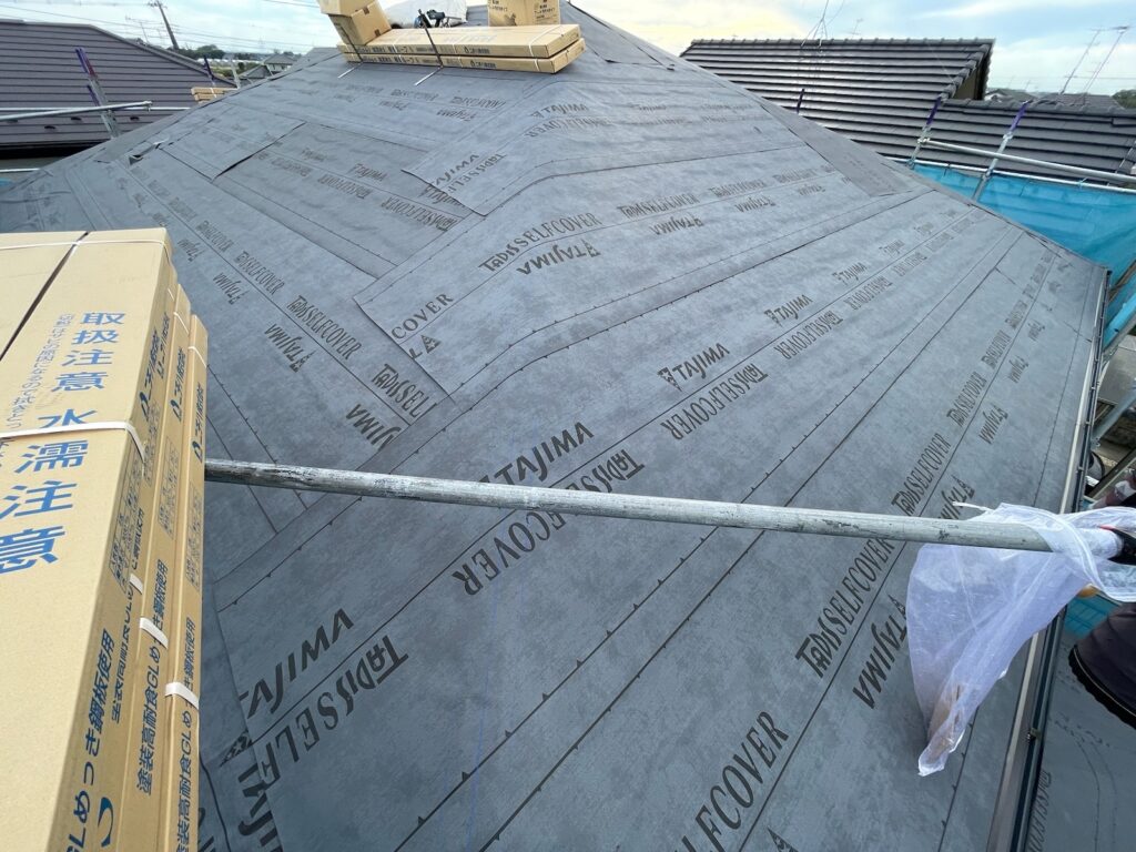 防水シート取り付け（大屋根）<br />
（ビスを使用しない、粘着タイプを使用しました。）<br />
※防水シートは雨漏れを防ぐための重要な役割です。
