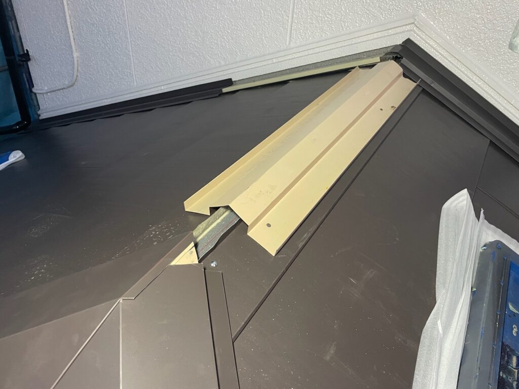 棟板金下地取り付け<br />
（今回は金属下地を使用しました。）<br />
※一般的にある、木や樹脂の下地よりも耐久性に優れています。）