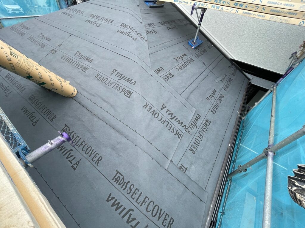 防水シート取り付け（下屋根）<br />
（ビスを使用しない、粘着タイプを使用しました。）<br />
※防水シートは雨漏れを防ぐための重要な役割です。