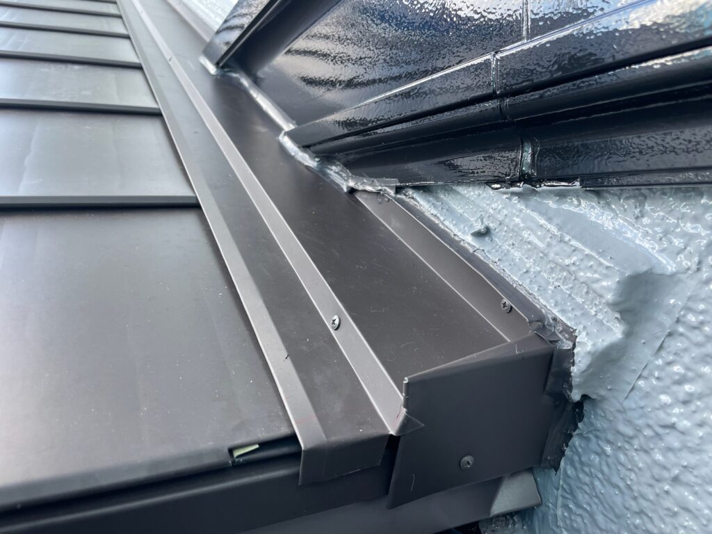 雨押さえ施工<br />
（雨押さえは雨漏れがしやすい箇所の為、雨仕舞をしっかりと行いました。<br />
※板金の繋ぎ目にコーキングを打ち、中に雨が入らないようにしています。）