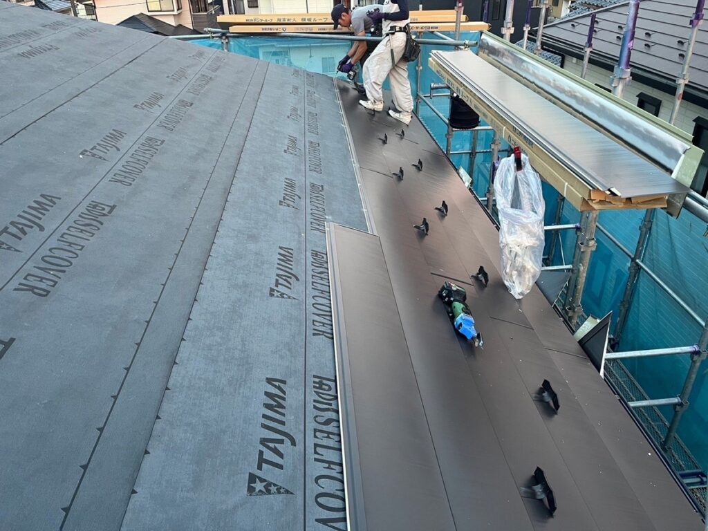 屋根本体取り付け（大屋根）