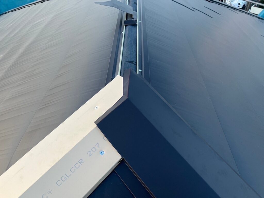 棟板金取り付け<br />
（ニチハ純正品使用）