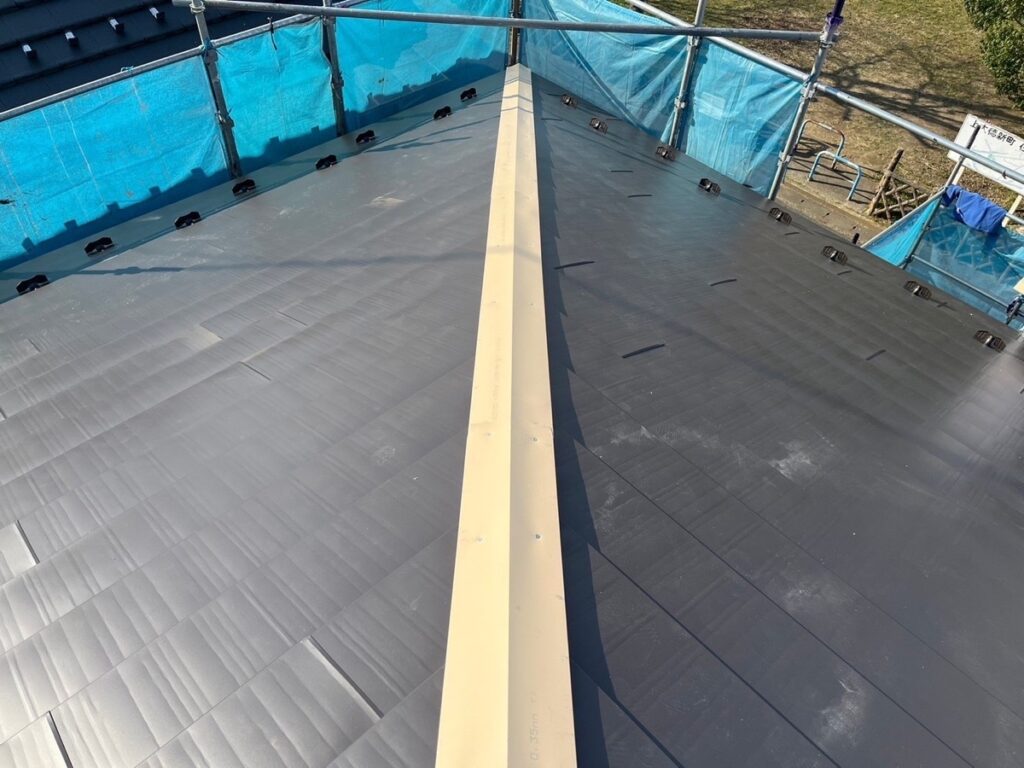 棟板金下地取り付け<br />
（今回は金属下地を使用しました。）<br />
※一般的にある、木や樹脂の下地よりも耐久性に優れています。）