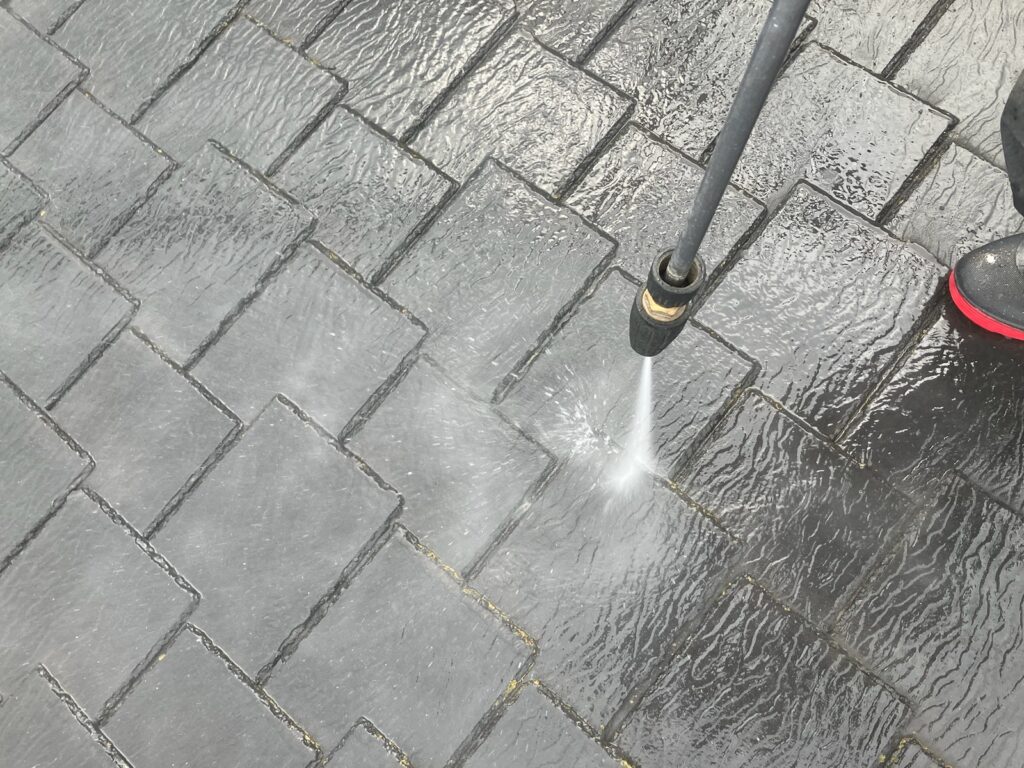 屋根洗浄<br />
（カバー工法の為、洗浄をする必要はないですが、既存のコケやカビがある状態でカバー工法は気分がよくないので弊社では洗浄を行っています。）