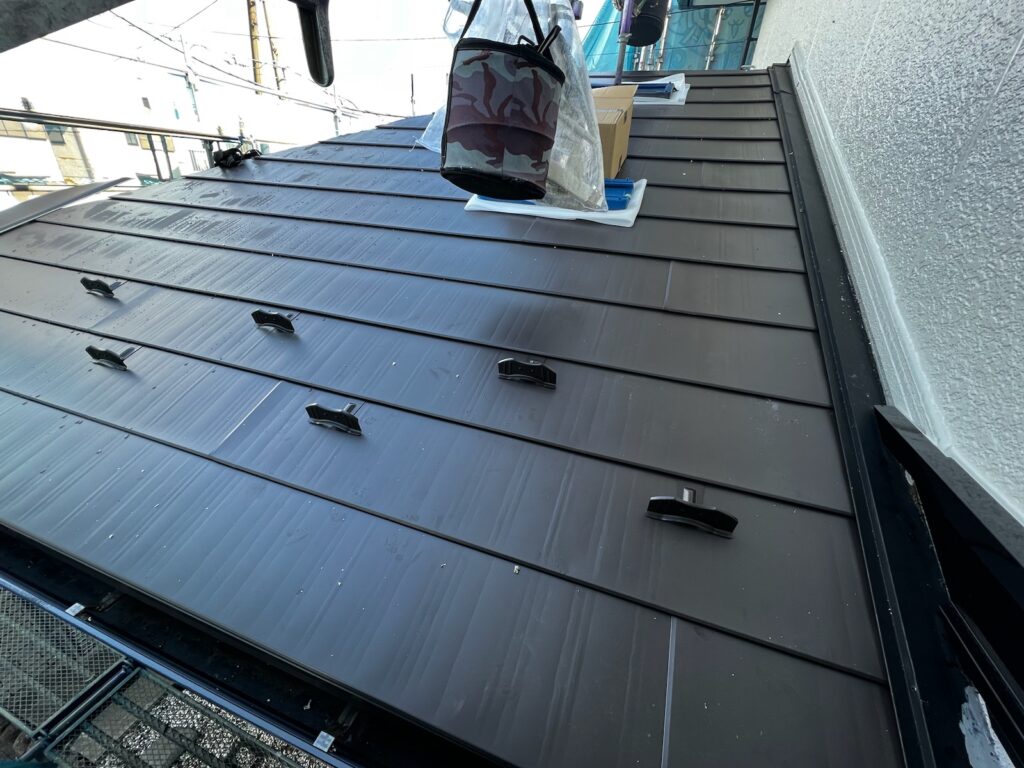 屋根本体取り付け（下屋根）