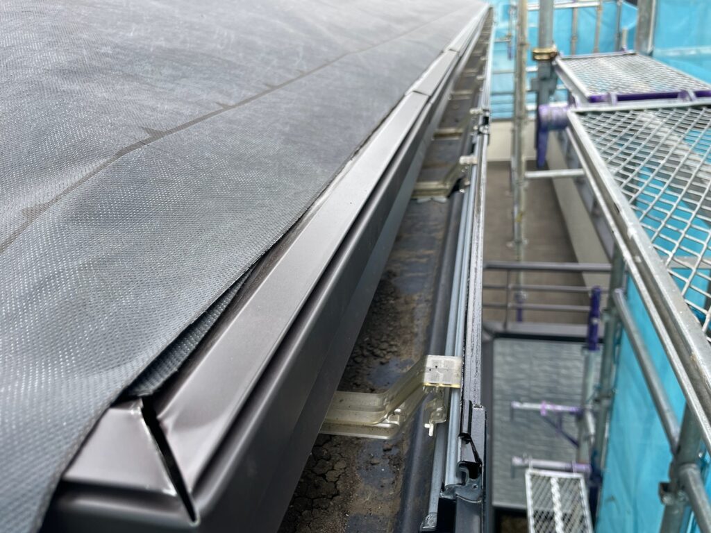 唐草取り付け<br />
（屋根カバーの際に一番最初に取り付ける金物です。）