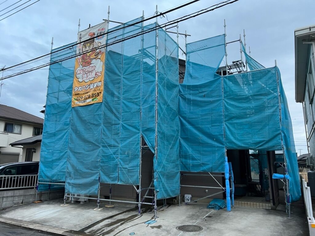 足場組立<br />
（塗料が飛散しないようにメッシュもしっかりとはりました）